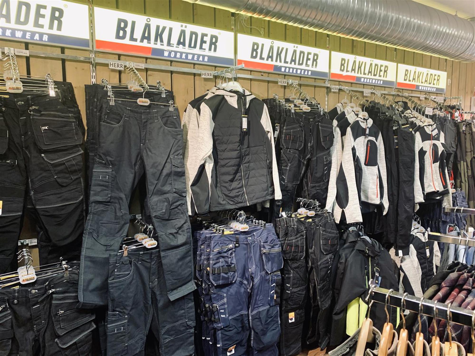 nomenu Bild på upphängda arbetskläder i en butik, Lokalföreningen Brösarp