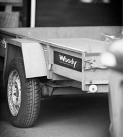 nomenu Svartvit bild på ett släp från Woodys Bygghandel