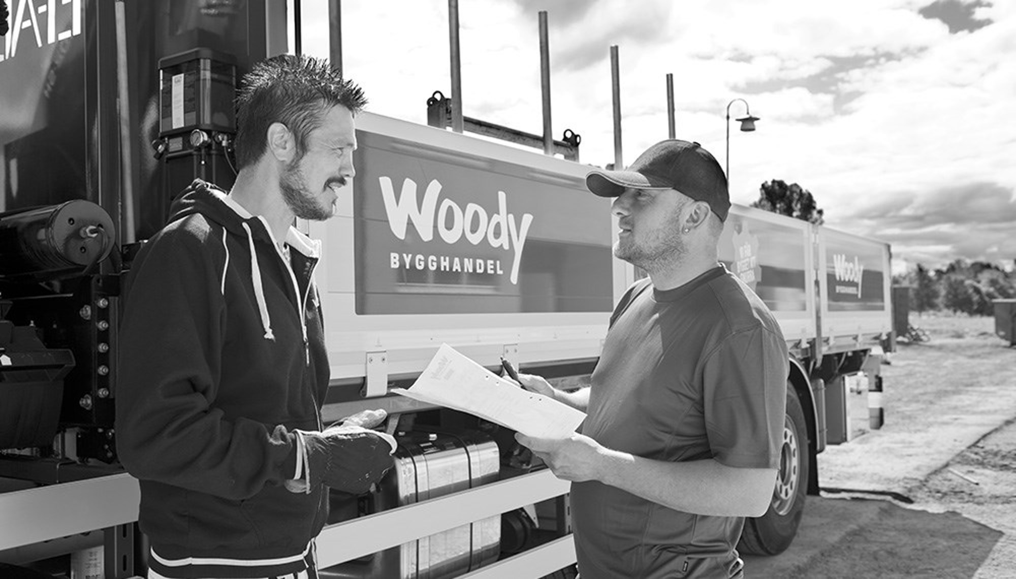 nomenu Svartvit bild på en Woodys Bygghandel lastbil med två medarbetare framför, Lokalföreningen i Brösarp