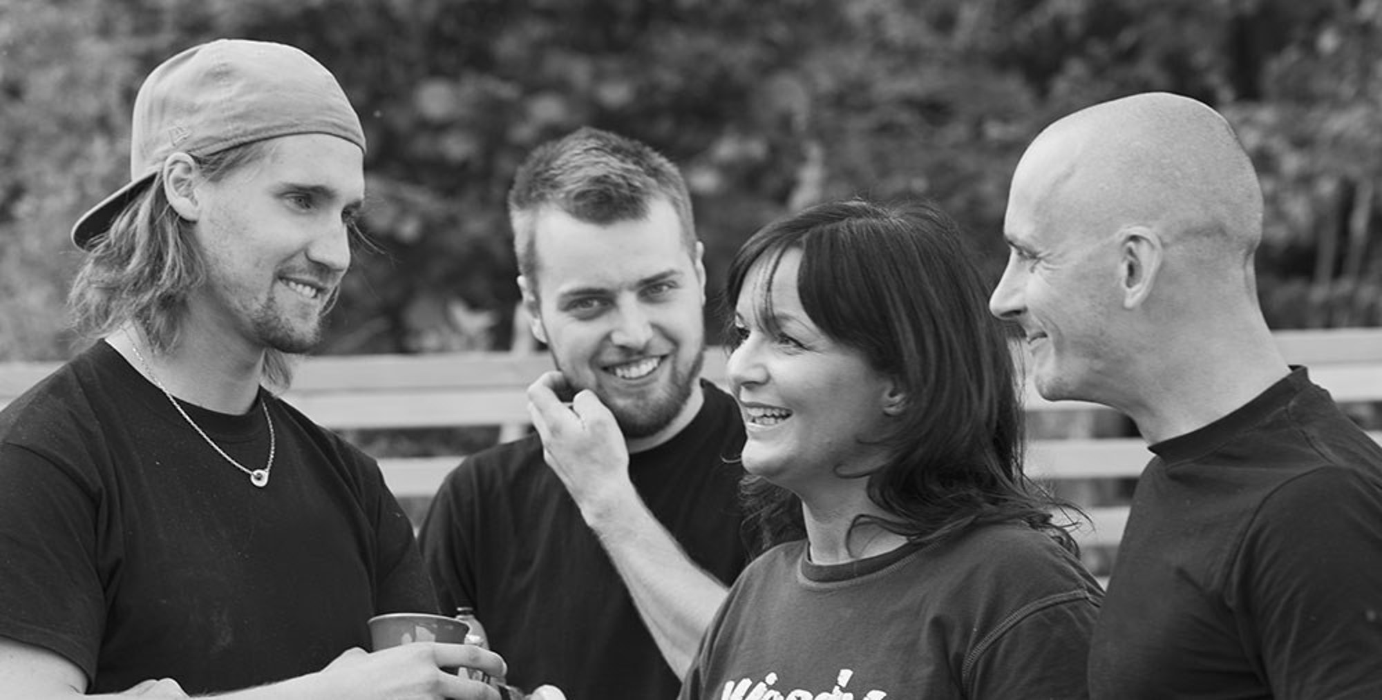 nomenu Svartvit bild på fyra anställda på Woodys Bygghandel 