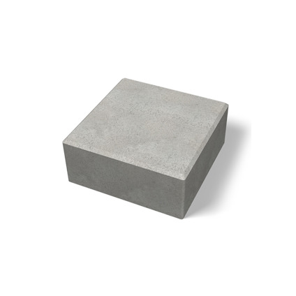Grå betongblock med slät yta, fyrkantig form.