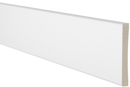 Vitmålad trälist med slät yta och en något rundad kant.