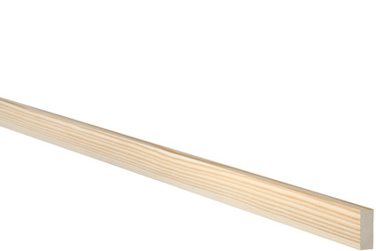 Trälist av furu, planhyvlad med slät yta och ljus träfärg, mot svart bakgrund.