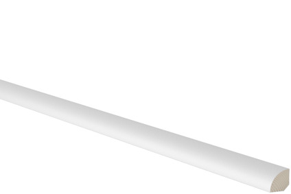 Vit kvartstav av trä med fasad kant, mot svart bakgrund.