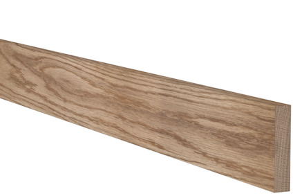 Ljusa, plana och rektangulära träplankor med synlig träådring mot svart bakgrund.