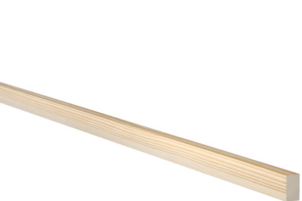 Ljust trästycke mot svart bakgrund, snett fotograferat så att hela längden syns.