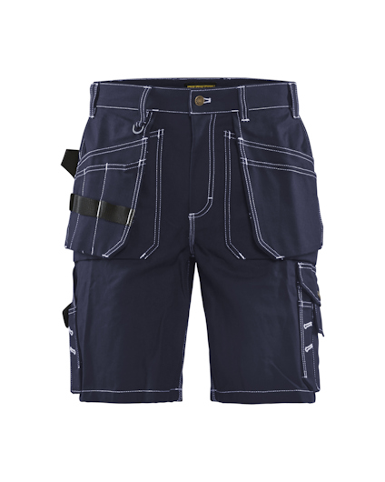 Mörkblå arbetsshorts med vita sömmar och flera fickor.