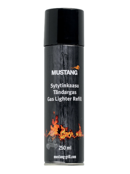Svart burk med texten "MUSTANG Sytytyskaasu Tändargas Gas Lighter Refill 250 ml" och en illustration av eld vid botten.