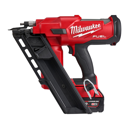 Röd och svart spikpistol med handtag och magasin, märkt "Milwaukee FUEL".