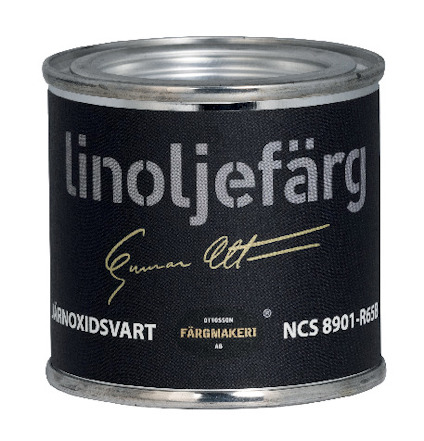 Burk med svart etikett och texten "linoljefärg", "järnoxidsvart", "NCS 8901-R659", samt en signatur.