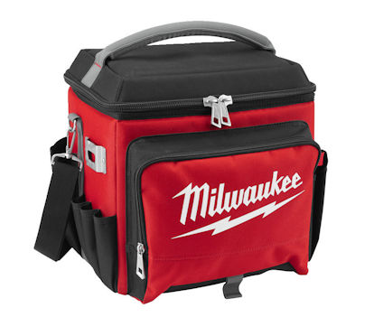 Röd kylväska med svart lock och axelrem, flera fack och silverdetaljer. Texten "Milwaukee" syns på sidan.