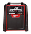 Bärbar arbetsradio med högtalare, svart och röd design, digital display som visar "12:00", och märkt "Milwaukee M18 Charger".