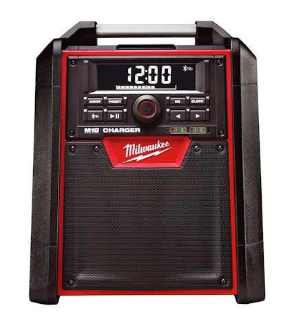 Bärbar arbetsradio med högtalare, svart och röd design, digital display som visar "12:00", och märkt "Milwaukee M18 Charger".