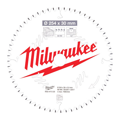 Cirkelsågklinga med röda Milwaukee-logotypen i centrum. Information och piktogram finns tryckta runt klingans kant.