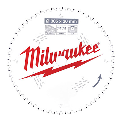 Cirkelsågklinga med texten "Milwaukee" i röd färg och specifikationer "Ø 305 x 30 mm" bredvid. En pil visas på klingan.