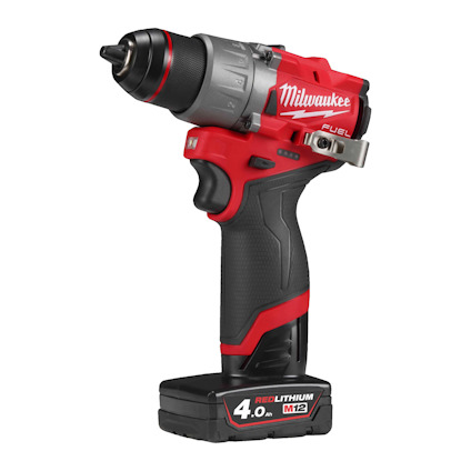 Röd och svart borrmaskin med ett handtag i greppvänligt material, märkning "Milwaukee" och "REDLITHIUM 4.0 M12" på batteriet.