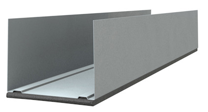 Metallskena i grå nyans, rektangulär form, sett mot svart bakgrund.