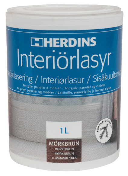 Burk med Herdins Interiörlasyr i färgen mörkbrun, 1 liter, med text på flera språk och symbol för luktfri produkt.