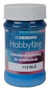 Blå flaska med etikett som lyder "HERDINS Hobbyfärg, Vattenburen hobbyfärg för inomhusbruk, 113 BLÅ", vitt lock upptill.