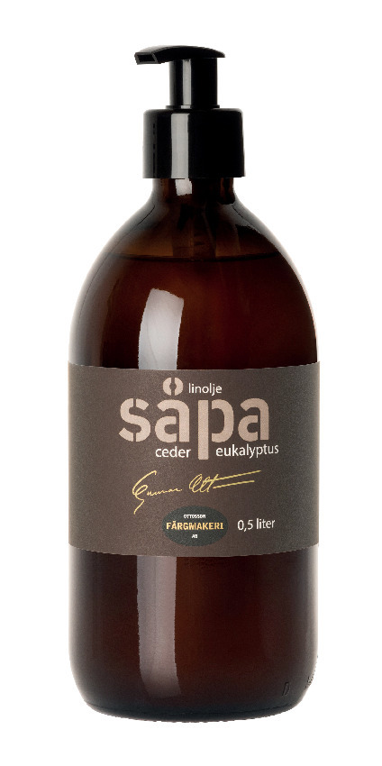 Brun flaska med svart pumpkork och etikett märkt "linoljesåpa ceder/eukalyptus".