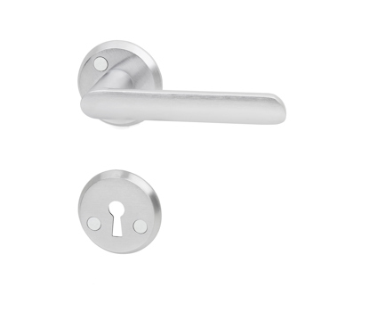 Dörrhandtag och nyckelskylt i borstad krom, med en enkel och modern design.