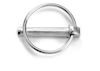 En silverfärgad låsring av metall med ett cirkulärt handtag och en pinne, liggande på en vit bakgrund.