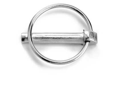 En silverfärgad låsring av metall med ett cirkulärt handtag och en pinne, liggande på en vit bakgrund.