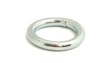 Metallring mot vit bakgrund.