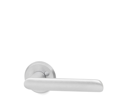 Kromat dörrhandtag med rund rosett och enkel, modern design.