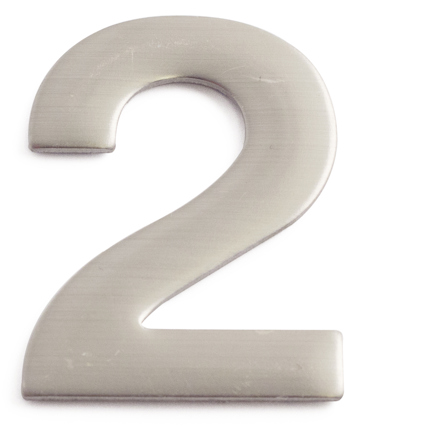Siffra i metall, formad som nummer två, med en borstad yta och självhäftande baksida.