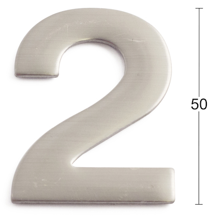 Siffra "2" i borstat metall med höjdangivelsen 50 bredvid.