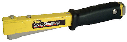 Gul och svart häfthammare med texten "Stanley SharpShooter" på sidan av skaftet.