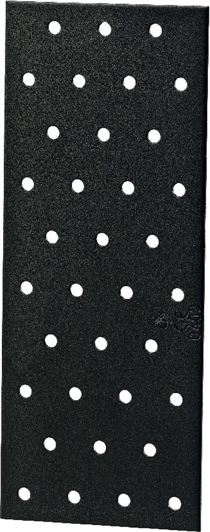 Svart rektangulär metallplatta med flera rader av runda hål.