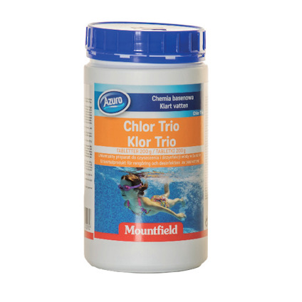 Vit behållare med ett blått lock och en etikett som säger "Chlor Trio Klor Trio Mountfield" samt en bild av personer i en pool.