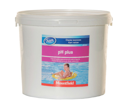 Vit hink med etikett "pH plus", innehållande kemikalier för poolanvändning. Bild av leende kvinna i en pool.