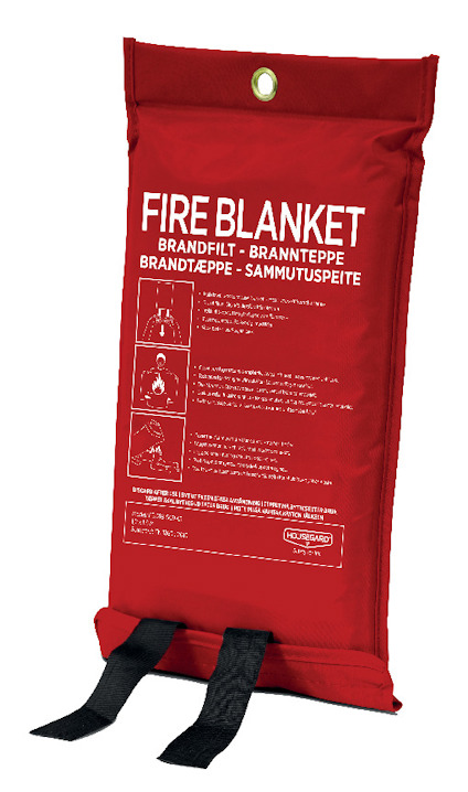 Röd förpackning för en brandfilt med instruktioner och text på flera språk. Svarta remmar syns nederst.