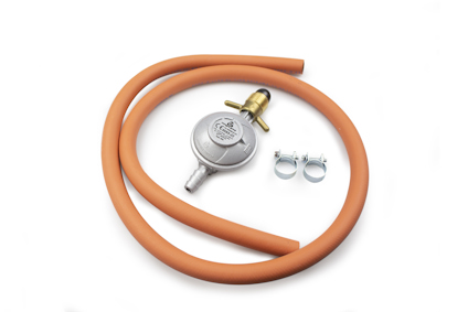 Regulatorset med orange slang, metallregulator och två slangklämmor mot vit bakgrund.