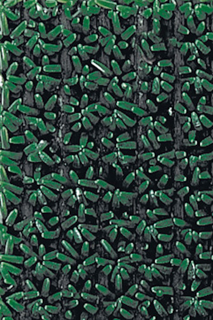 Grön armerad matta med tät, ojämn yta och korta fiberstrån i två gröna nyanser.