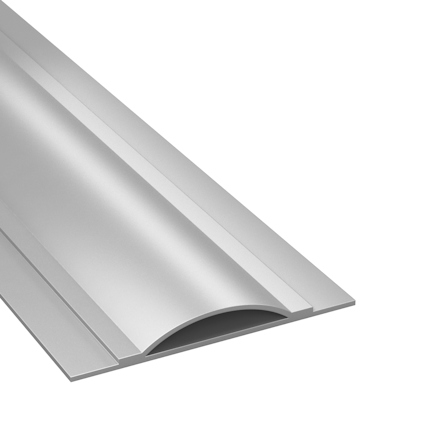 Grå tröskelprofil av gummi med välvd yta och släta kanter i en diagonalt vinkel.