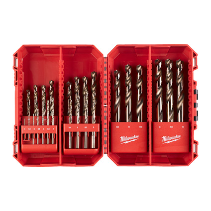 Rött plastetui innehållande metallborrar i olika storlekar, märkt med "Milwaukee".