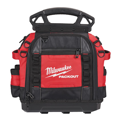 Röd och svart verktygsväska med bärhandtag, blixtlås och texten "Milwaukee PACKOUT" på framsidan.