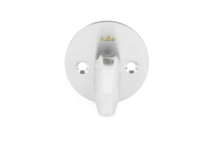 Silverfärgat cylindervred med två skruvhål och "Habo" ingraverat ovanför vredet.