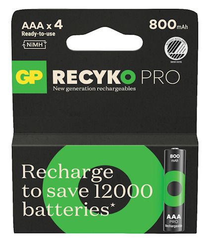 Förpackning med fyra AAA-batterier, märkt GP Recyko Pro 800 mAh, med texten "Recharge to save 12000 batteries".