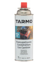 Gaskassett med rött lock och texten "TARMO", "GASBEHÅLLARE", "220 g A4" samt fler språk. Bild på campingkök.