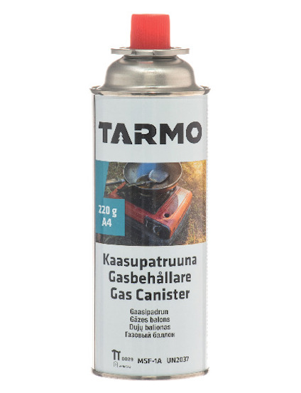 Gaskassett med rött lock och texten "TARMO", "GASBEHÅLLARE", "220 g A4" samt fler språk. Bild på campingkök.