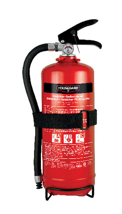 Röd brandsläckare med svart slang, manometer och handtag. Fästanordning och piktogram synliga på framsidan.