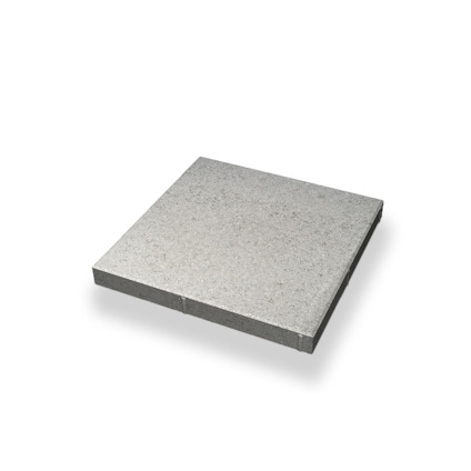 Kvadratisk, grå markplatta med slät yta, fotograferad mot en vit bakgrund.