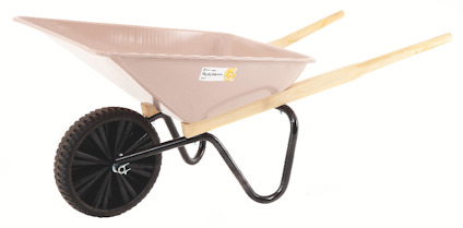 Skottkärra med beige korg, svarta metallstöd, svart hjul och träskaft.