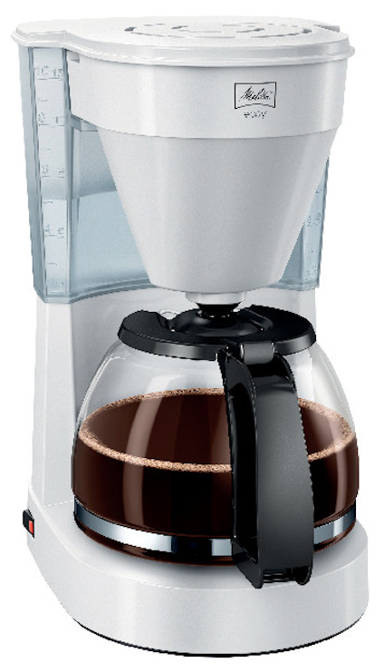 Vit kaffebryggare med glaskanna fylld med kaffe, vattennivåmätare och knapp på basen.
