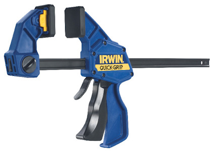 Blå snabbtving med svart skena, handtag och gul detalj, märkning "IRWIN QUICK-GRIP".